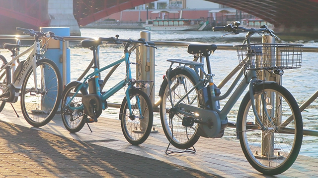 電動自転車が3台並んだ写真