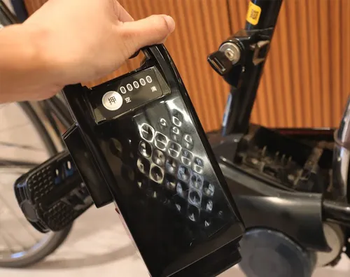 電動自転車のバッテリーが盗まれそうになっているイメージ