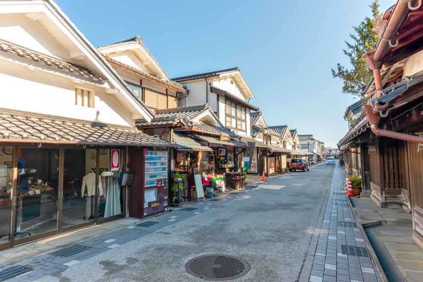 レトロなお店が並ぶ観光地の画像