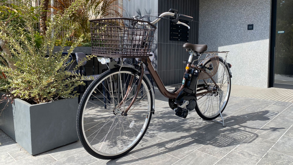 電動アシスト自転車のレンタルサービスを利用し、定期的に整備された電動アシスト自転車に交換してもらっている様子