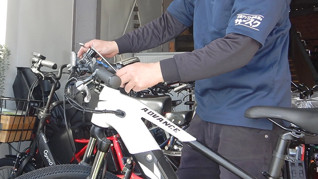 自転車整備士が自転車を整備している画像