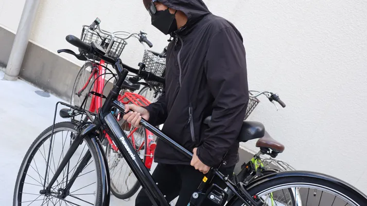 自転車盗まれそうになっているイメージ