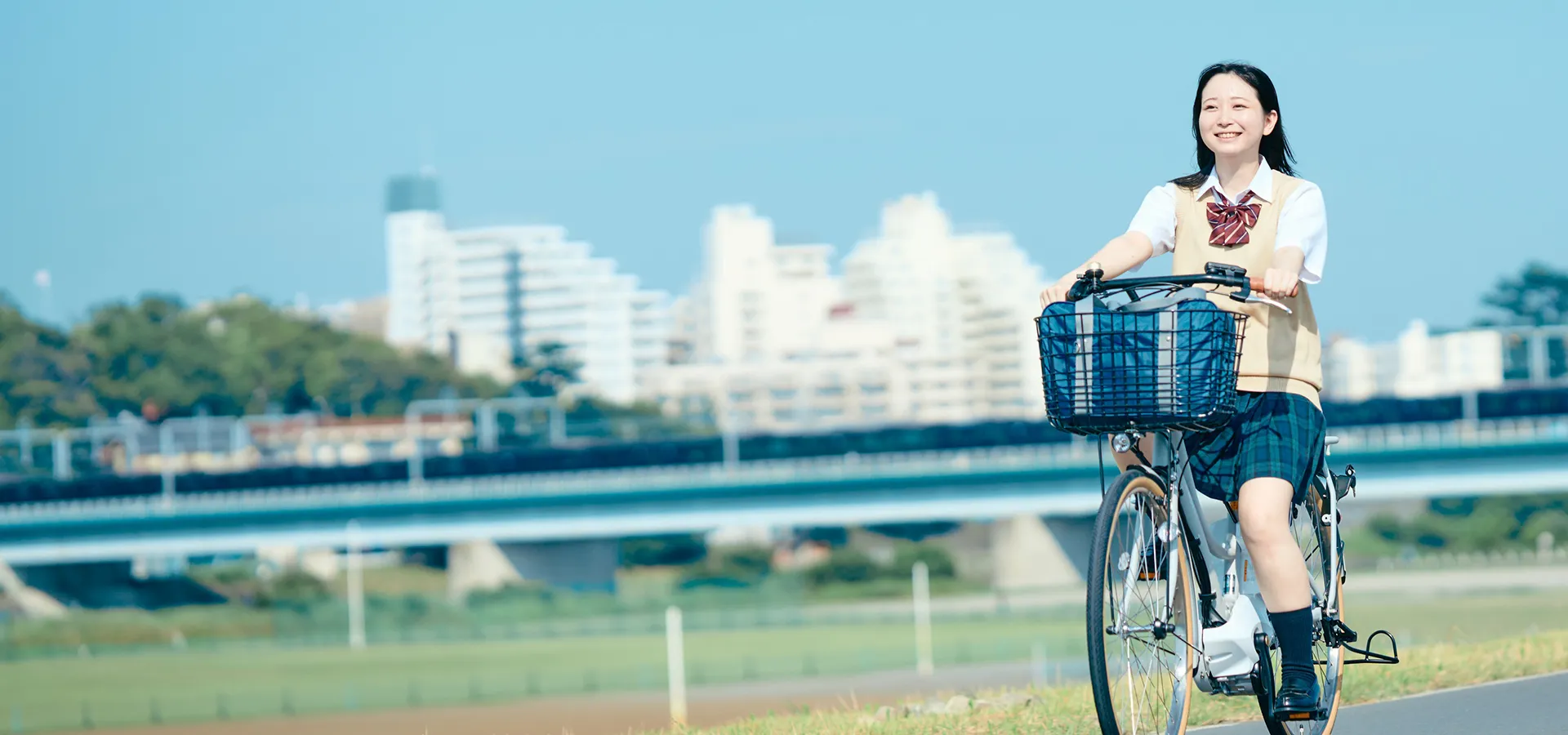 女子高生が電動自転車に乗っている画像
