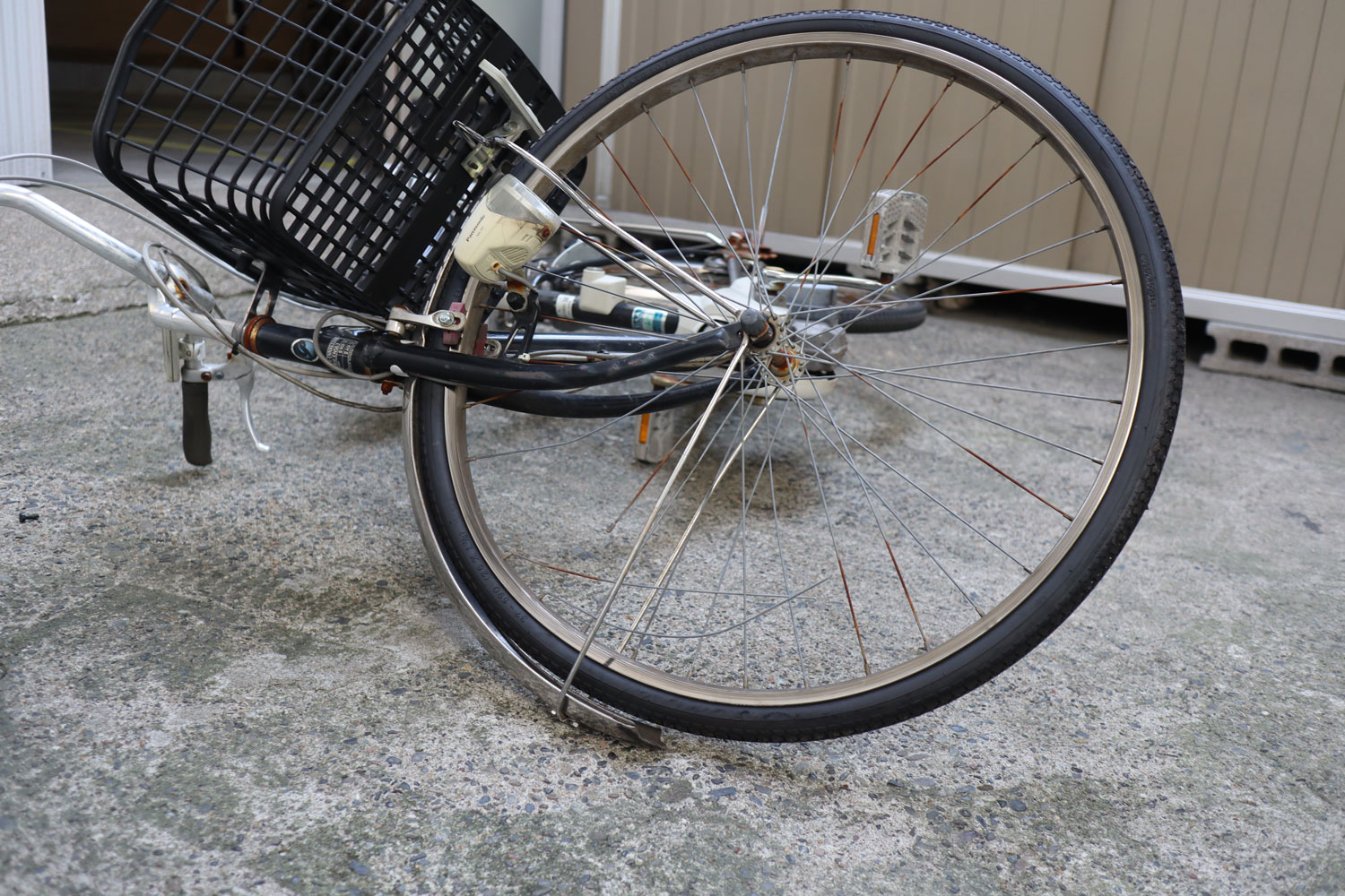 自転車が壊れている画像