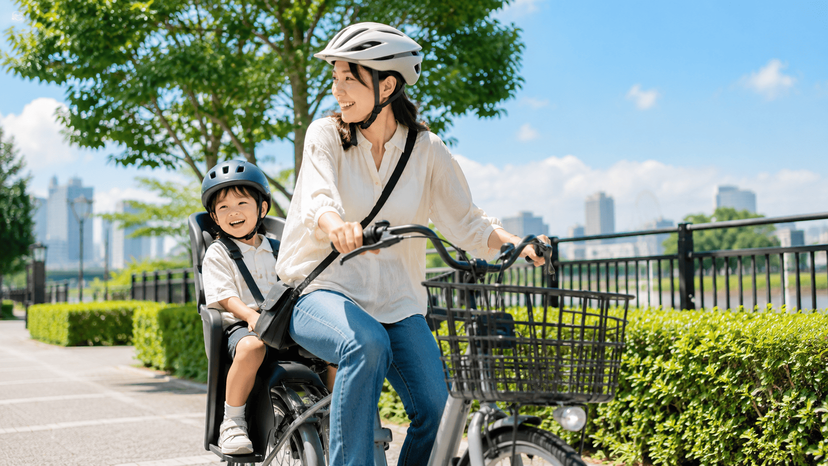 子乗せ電動自転車で親子がお出かけするイメージ